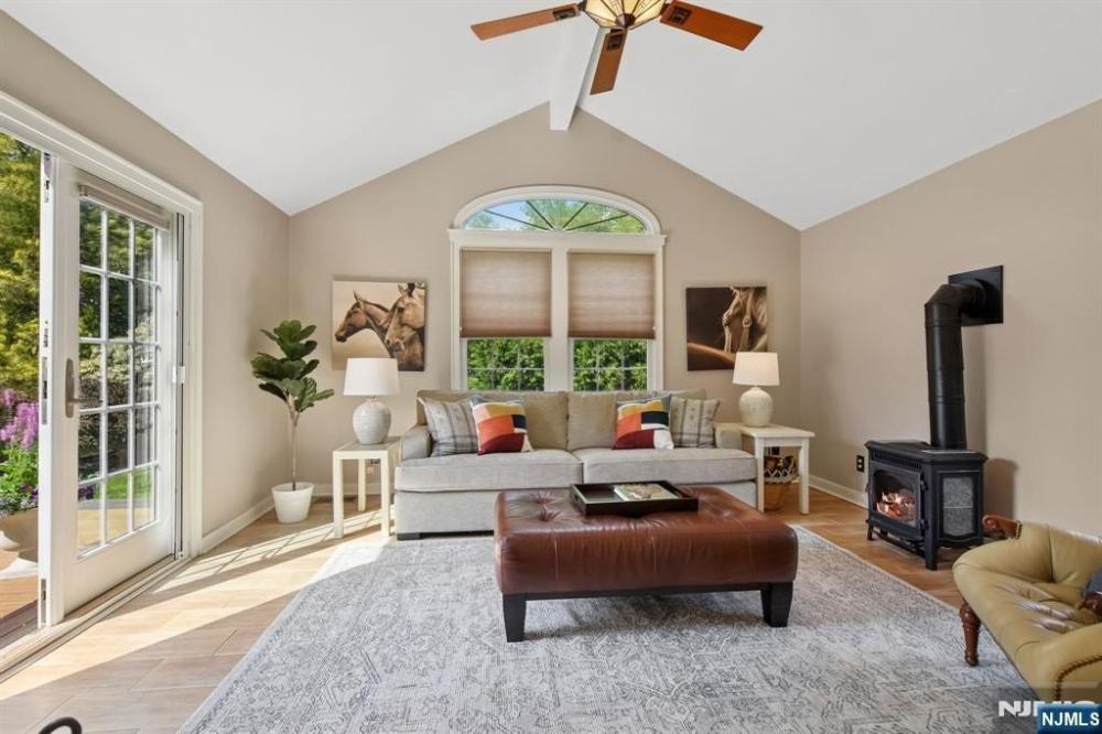 Currently Displayed Property Photo